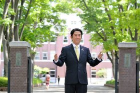 安倍首相等身大フィギュアに大ブーイング 「反吐が出る」「登って足蹴に」「射撃場の的に」