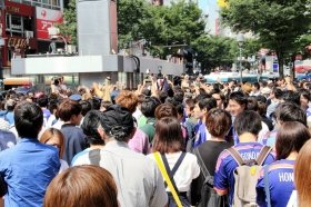 渋谷交差点「厳戒態勢」でハイタッチなし　「集団で騒ぎ」も警官投入で解散