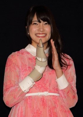 初主演映画の舞台あいさつで笑顔を見せるAKB48の入山杏奈さん。観客からは「あんにーん！かわいいよー！」などと声援が飛んでいた