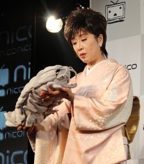 「コミケ」初参加で大行列、CD即完売　演歌歌手・小林幸子、ノリの良さでオタクファン掴む