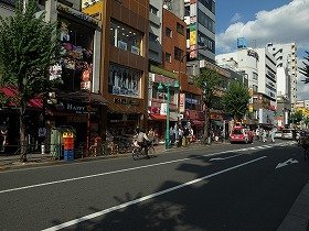 韓国コスメ店が並ぶ東京・新大久保