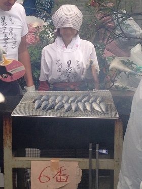 巨大イベント化した「目黒のさんま祭り」に行ってみた　小雨の中でも隣の五反田まで長蛇の列…食べるまでに5時間？