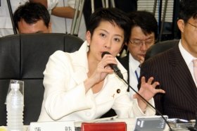 蓮舫氏はブーメランではないのか　「円形穴あきビラ」めぐり「うちわもめ」