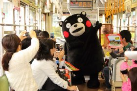 くまモンが東京の路面電車を「ジャック」  首都圏に「鉄道王国くまもと」売り込む