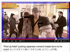 ユーチューブで日本語字幕つきで公開されている画像。地中央の男性が「日本人や女性に対して侮蔑的だ」といった批判が相次いでいる