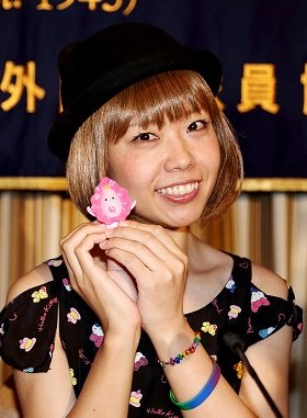 女性器をモチーフにした自作キャラクターの人形を手にする「ろくでなし子」こと五十嵐容疑者（2014年7月撮影）