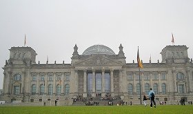 議員団が視察したドイツの連邦議会。セキュリティーチェックの様子を「ナチスのガス室のようだった」と表現して問題になっている