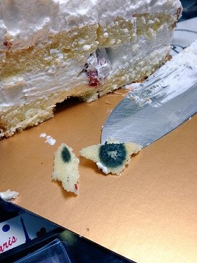 ケーキに変色が見つかる