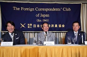 原辰徳監督（右）の「僕も聞きたいね！」という突っ込みに大笑いする松井秀喜氏（左）。次期監督として松井氏の名前が取りざたされることも多い。写真中央は森永製菓の新井徹社長