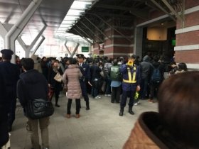 駅員に怒声、警官による交通整理...　東京駅「100周年記念Suica」で大混乱
