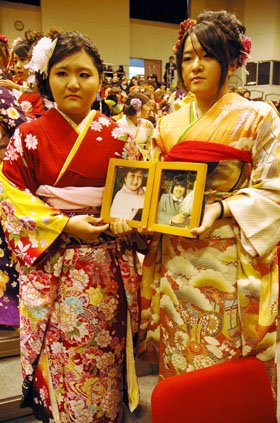 友人の遺影抱き成人式【岩手・大槌町から】（29）