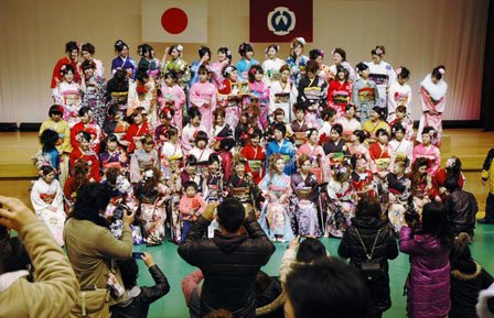 式典終了後に記念撮影する新成人＝2014年1月12日、大槌町内の城山公園体育館
