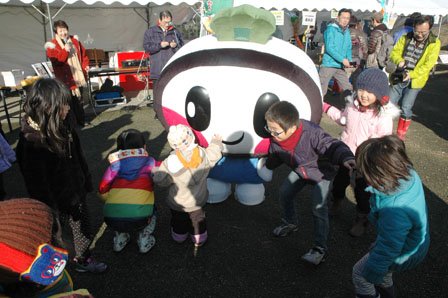 「おおつち鮭まつり」で子どもたちに囲まれるおおちゃん＝2014年12月1日、大槌川河川敷