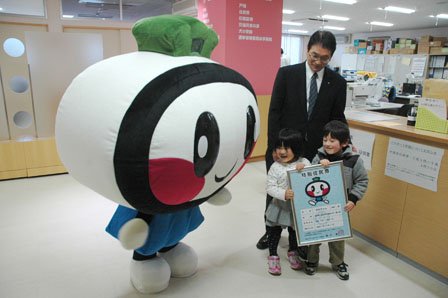 碇川豊町長から「特別住民票」を再交付されたおおちゃん＝2014年11月29日、大槌町役場