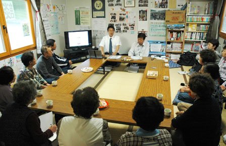 「お茶っこの会」は町長と住民が膝を交えて懇談する場で報道陣に公開されています＝2013年9月30日、小鎚第16仮設団地談話室