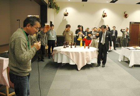 「応援職員の会」の川野重美会長の音頭で乾杯する参加者＝2014年2月8日、大槌町内の三陸花ホテルはまぎく