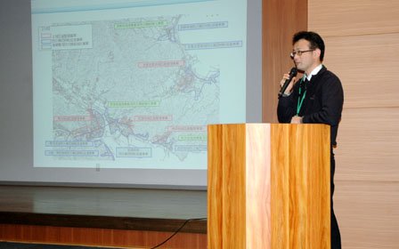 総会の一環として大水敏弘副町長（復興担当）が町の復興の状況を講演しました＝2014年2月8日、大槌町内の三陸花ホテルはまぎく