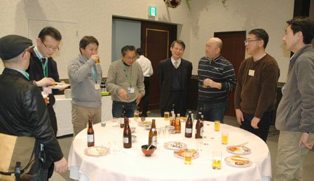 懇親会は立食で行われ話に花が咲きました＝2014年2月8日、大槌町内の三陸花ホテルはまぎく