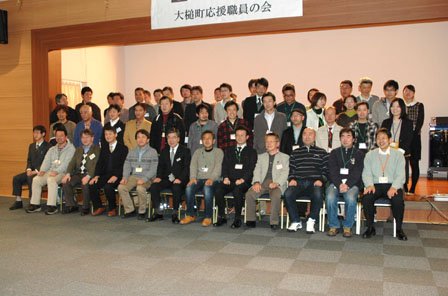 記念撮影する参加者＝2014年2月8日、大槌町内の三陸花ホテルはまぎく