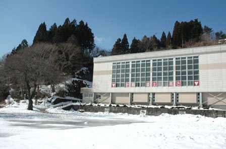 盛り土の高さが示されている赤浜地区の旧赤浜小学校の校庭＝2014年2月18日