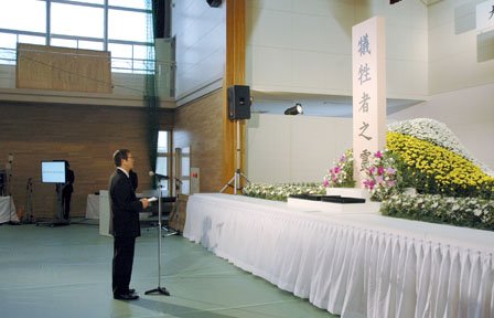 追悼式で式辞を述べる碇川豊町長＝2014年3月11日、大槌町役場多目的会議室