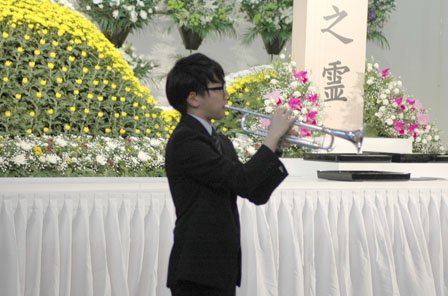 トランペットで献奏する台隆裕さん＝2014年3月11日、大槌町役場多目的会議室