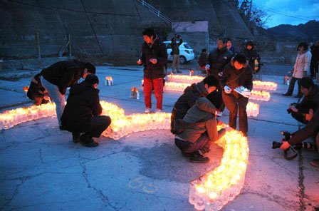 ローソクの灯に浮かんだ「3.11」＝2014年3月11日、大槌町役場多目的会議室