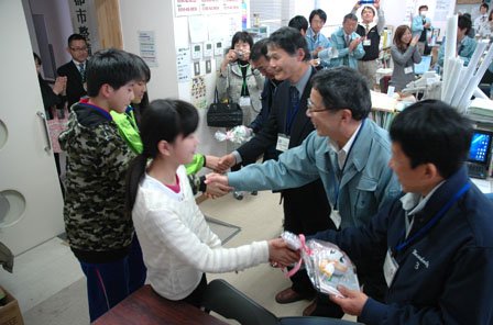 町役場の応援職員に感謝のプレゼントを手渡す大槌小学校6年生の児童たち＝2014年3月18日、大槌町役場