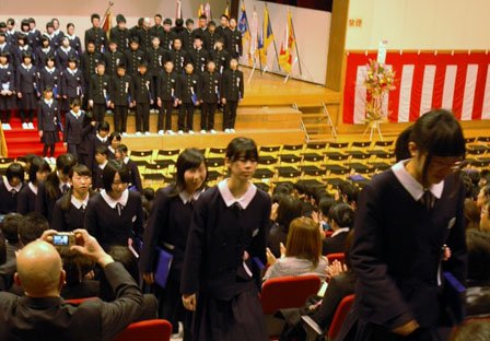 大槌中学校の卒業式を終えて会場を後にする生徒たち＝2014年3月12日、大槌町の城山公園体育館