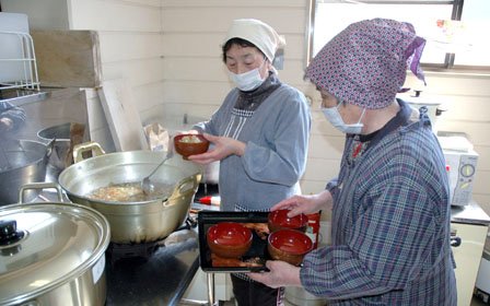 クマ汁を作る地元の主婦たち＝2014年3月9日、大槌町金沢の金沢生活改善センター