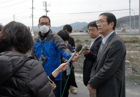 工事現場で報道陣のインタビューに答える碇川豊町長＝2014年4月10日、大槌町の旧役場庁舎
