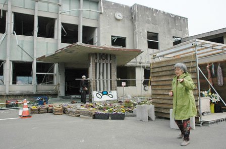 献花台の見守りを続けている上野ヒデさん＝2014年4月10日、大槌町の旧役場庁舎