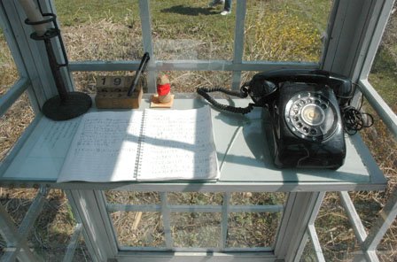 電話の脇のノートには亡くなった人への思いがつづられています＝2014年4月20日、大槌町吉里吉里