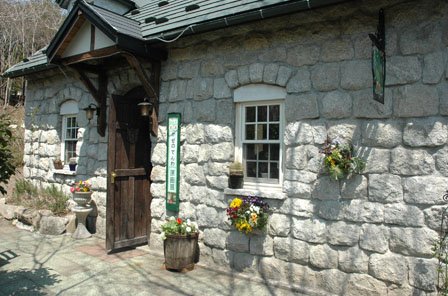 原画展が開かれている「森の図書館」＝2014年4月20日、大槌町吉里吉里