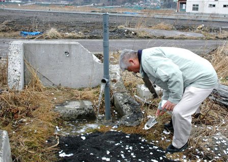 神事では井戸の脇に「鎮物」が埋められました＝2014年3月16日、大槌町