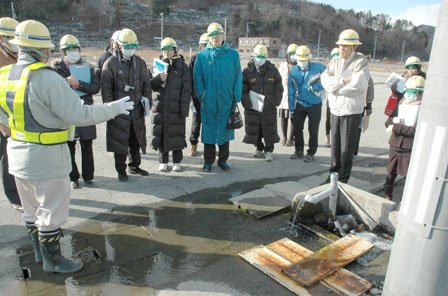 こんこんと湧き出る清水を見学する人たち＝2014年2月7日、大槌町
