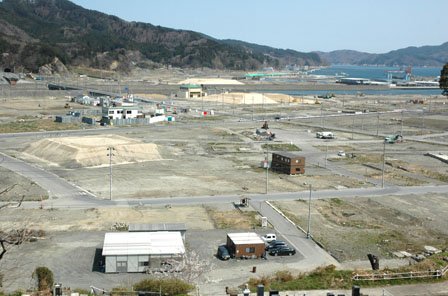 津波で消えた中心市街地で復興作業が本格化するのはこれからです＝2014年4月20日、大槌町