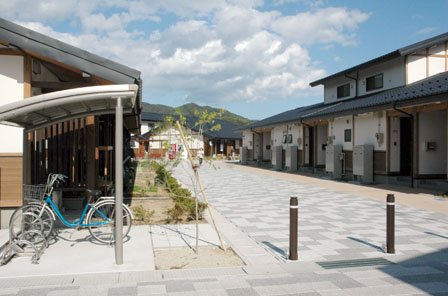 地元産材を利用した木造長屋形式の大ケ口一丁目町営住宅＝2014年5月18日、大槌町大ケ口1丁目