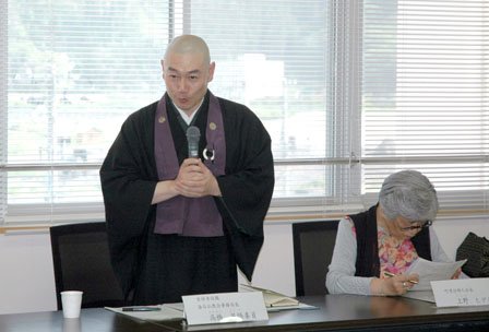 実行委員会の委員長には住職の高橋英悟氏が選ばれました＝2014年5月30日、大槌町役場