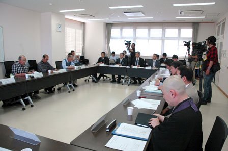 実行委員会はプロジェクトの進行に合わせ折に触れて開かれます＝2014年5月30日、大槌町役場