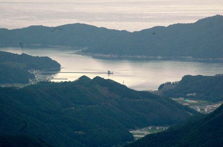 新山高原の展望台に設置された望遠鏡で大槌湾の蓬莱島を間近に見ることができます＝2014年6月15日、大槌町の新山高原