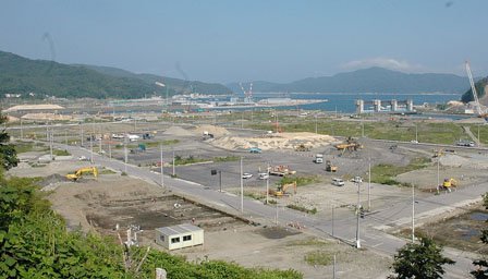 旧中心市街地で本格化し始めた復興事業の進行具合は町の人口問題に直接影響します＝2014年6月25日、大槌町