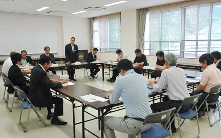 第1回人口対策本部会議であいさつする碇川豊町長＝2014年6月9日、大槌町役場