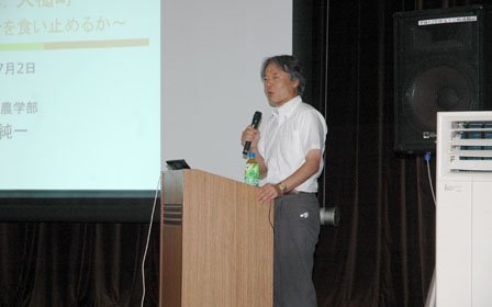 町役場の職員を対象に開かれた広田純一岩手大学教授の講演会＝2014年7月2日、大槌町役場
