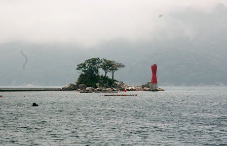 「ひょっこりひょうたん島」のモデルとされる蓬莱島は町民の心のよりどころです＝2014年7月9日、大槌湾
