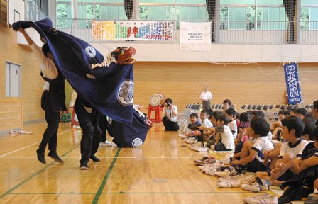 会場と一体となって舞う吉里吉里大神楽＝2014年7月9日、吉里吉里中学校体育館