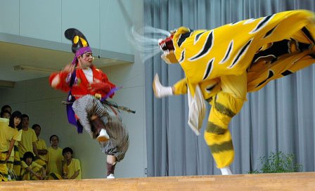 舞台狭しと虎が暴れる吉里吉里虎舞＝2014年7月9日、吉里吉里中学校体育館