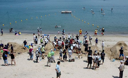 海岸では遊泳できる場所をブイで囲みました＝2014年7月26日、大槌町の吉里吉里海岸海水浴場