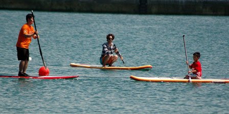 海開きではパドルサーフィンの体験会も開かれました＝2014年7月26日、大槌町の吉里吉里海岸海水浴場