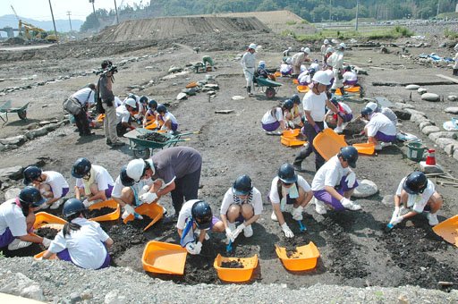 中学生による発掘体験学習会では様々な遺物が出土しました＝2014年7月15日、大槌町の「町方遺跡」